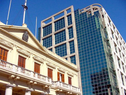 Contraste sobre el nuevo edificio de la Suprema Corte (Plaza Independencia)