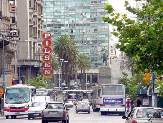 Plaza Independencia desde 18 de Julio y Convenci�n