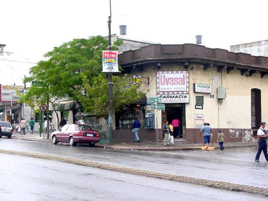 Agraciada esquina Jos� Freire