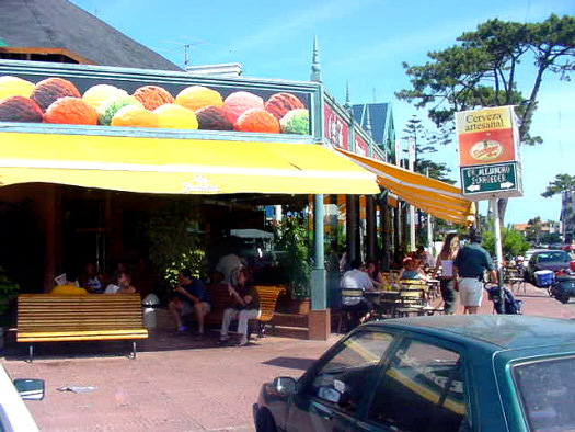 La vereda de la helader�a en Arocena