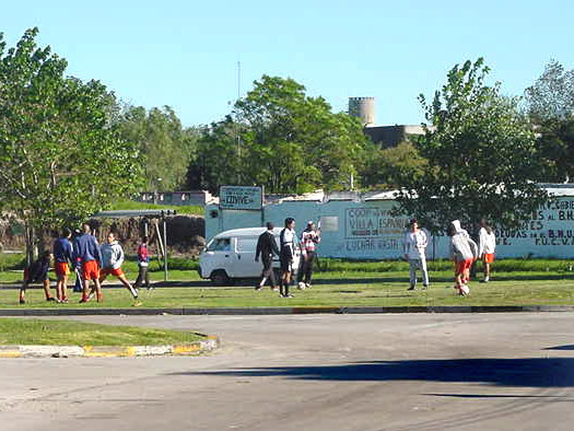 Villa Espa�ola entrenando en Av. J.P. Varela